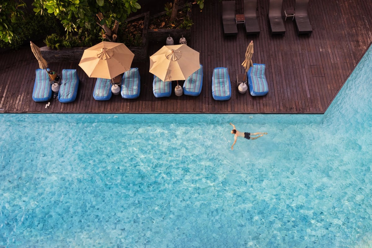 Urlaub am Pool mit türkisblauem Wasser