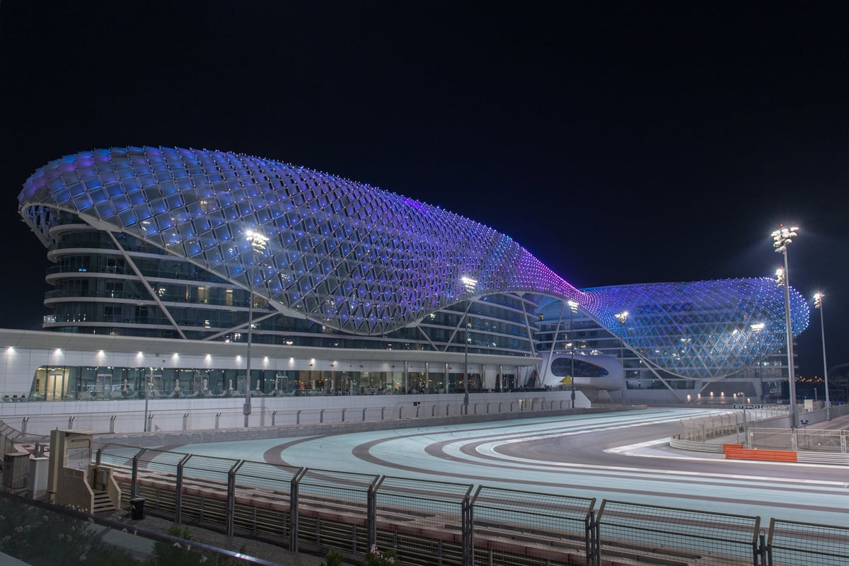 Abu Dhabi Yas Marina Circuit mit Yas Viceroy Hotel bei Nacht